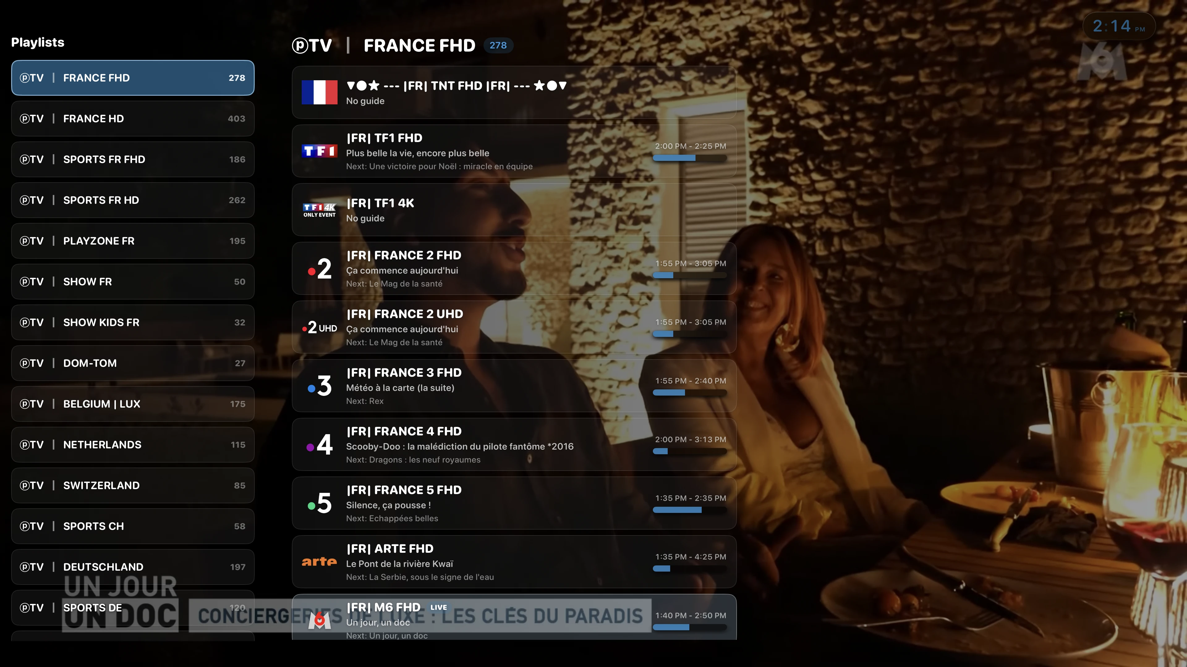 Parcourez les catégories et les chaînes dans le guide superposé à la vidéo.